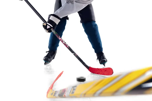 Unerkennbarer männlicher Eishockeyspieler mit Stock auf dem Eis und weißem Hintergrund — Stockfoto