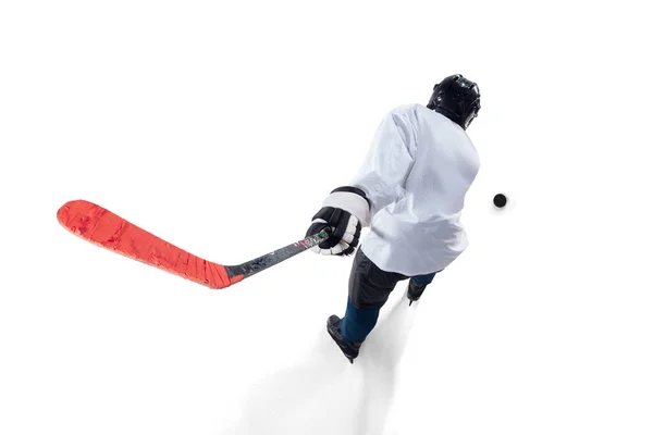 Onherkenbare mannelijke hockeyspeler met de stick op de ijsbaan en witte achtergrond — Stockfoto