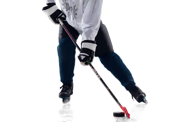 Nerozpoznatelný mužský hokejista s holí na ledovém hřišti a bílým pozadím — Stock fotografie