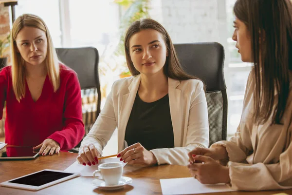 Negocio joven mujer caucásica en oficina moderna con equipo —  Fotos de Stock