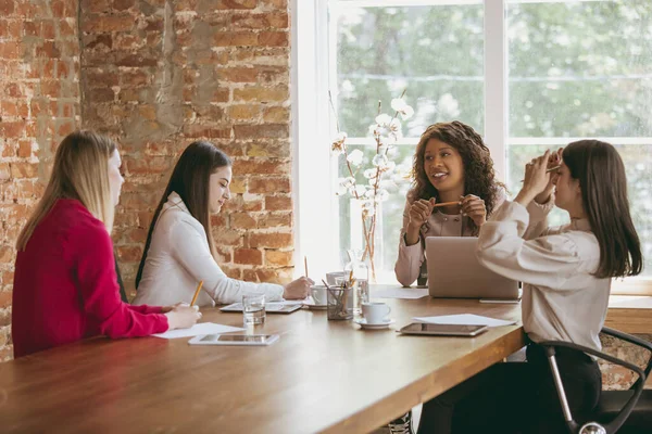 Entreprise jeune femme caucasienne dans le bureau moderne avec l'équipe — Photo