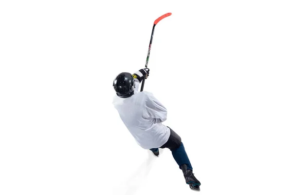 Onherkenbare mannelijke hockeyspeler met de stick op de ijsbaan en witte achtergrond — Stockfoto