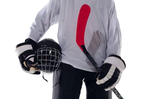 Неузнаваемый хоккеист с клюшкой на льду и белым фоном — стоковое фото