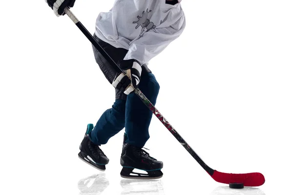 Joueur de hockey masculin méconnaissable avec le bâton sur le terrain de glace et fond blanc — Photo