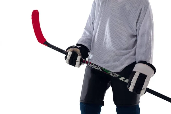 Ugjenkjennelig mannlig hockeyspiller med pinnen på isbanen og hvit bakgrunn – stockfoto