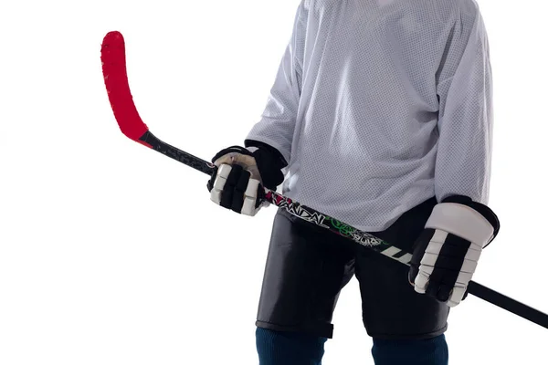 Unerkennbarer männlicher Eishockeyspieler mit Stock auf dem Eis und weißem Hintergrund — Stockfoto