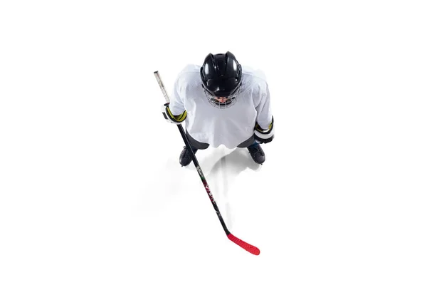 Joueur de hockey masculin méconnaissable avec le bâton sur le terrain de glace et fond blanc — Photo