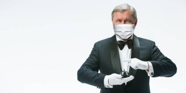Beyaz arka planda koruyucu maskeli üst düzey garson. Kopyalama alanı olan broşür.