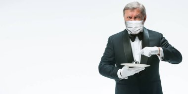 Beyaz arka planda koruyucu maskeli üst düzey garson. Kopyalama alanı olan broşür.