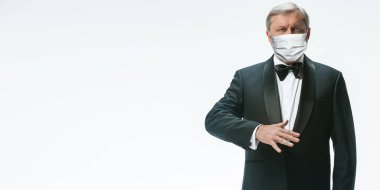 Beyaz arka planda koruyucu maskeli üst düzey garson. Kopyalama alanı olan broşür.