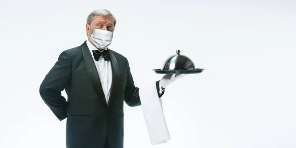 Eleganter Oberkellner in Schutzmaske auf weißem Hintergrund. Flyer mit Copyspace. — Stockfoto