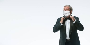 Beyaz arka planda koruyucu maskeli üst düzey garson. Kopyalama alanı olan broşür.