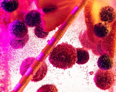 Neon ışığında parlak dutlu soğuk ve taze limonatanın yakın görüntüsü