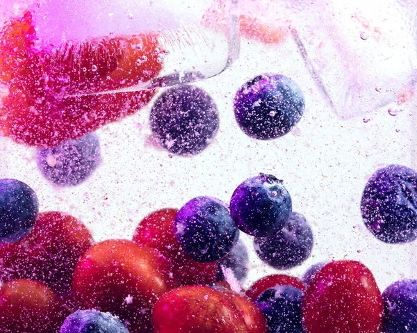 Close up άποψη του κρύου και φρέσκια λεμονάδα με φωτεινά μούρα σε νέον φως — Φωτογραφία Αρχείου