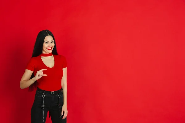 백인젊은 여성들은 붉은 녹음실 배경에 있는 단색 초상화, 감정적 이고 표현적 인 — 스톡 사진