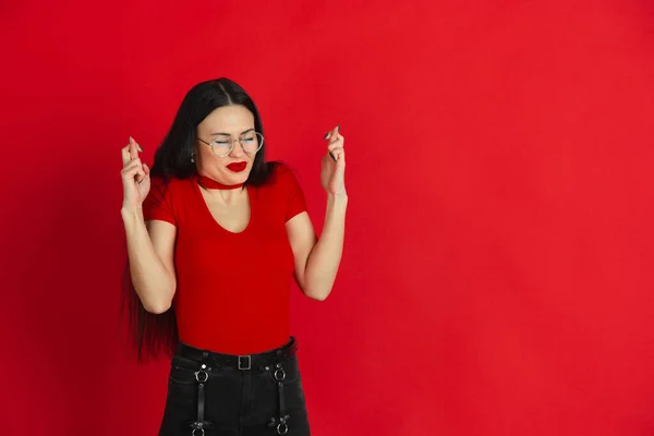 Юные кавказские женщины монохромный портрет на красном фоне студии, эмоциональный и выразительный — стоковое фото