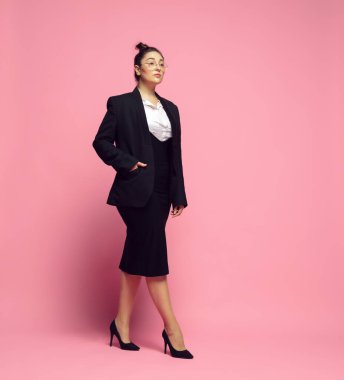 Ofis kıyafetli genç beyaz kadın. Vücut pozitif kadın karakteri. Artı iş kadını boyutları