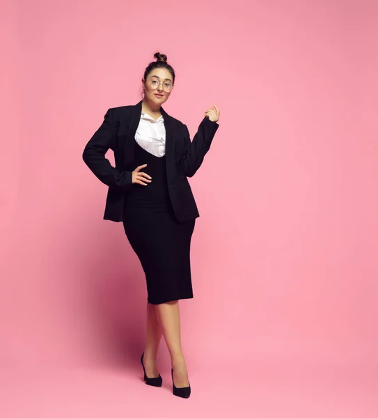 Jovem caucasiana vestida no escritório. Personagem feminina positiva para o corpo. mulher de negócios plus size — Fotografia de Stock