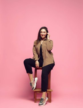 Günlük giysili beyaz bir kadın. Vücut pozitif kadın karakteri. Artı iş kadını boyutları