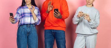 Bir grup arkadaş cep telefonu kullanıyor. Gençlerin yeni teknoloji eğilimlerine olan bağımlılığı. Kapat..