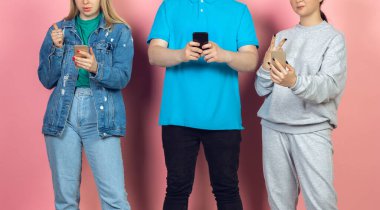 Bir grup arkadaş cep telefonu kullanıyor. Gençlerin yeni teknoloji eğilimlerine olan bağımlılığı. Kapat..