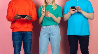 Bir grup arkadaş cep telefonu kullanıyor. Gençlerin yeni teknoloji eğilimlerine olan bağımlılığı. Kapat..