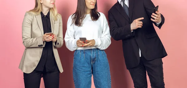 Grupo de amigos que utilizan teléfonos inteligentes móviles. Adicción de los adolescentes a las nuevas tendencias tecnológicas. De cerca. . — Foto de Stock