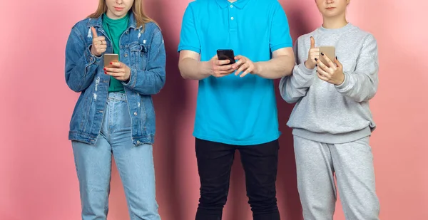 Groupe d'amis utilisant des smartphones mobiles. Addiction des adolescents aux nouvelles tendances technologiques. Gros plan. — Photo