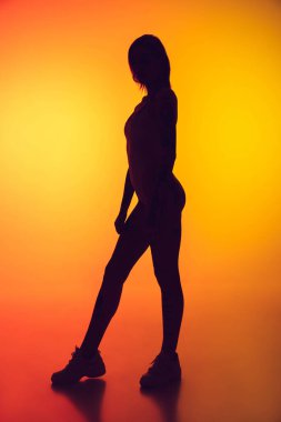 Beyaz kadın portresi. Gradyan sarı arka planda. Kopyalama alanı, alışılmadık ve tuhaf görünümlü.