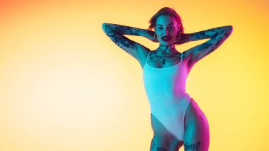 Beyaz kadın portresi. Gradyan sarı arka planda. Kopyalama alanı, alışılmadık ve tuhaf görünümlü.