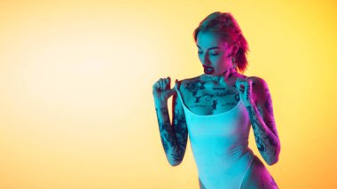 Beyaz kadın portresi. Gradyan sarı arka planda. Kopyalama alanı, alışılmadık ve tuhaf görünümlü.