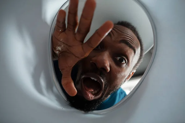 Hombre afroamericano en busca de trabajo en lugares inusuales en su casa — Foto de Stock