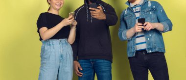 Bir grup arkadaş cep telefonu kullanıyor. Gençlerin yeni teknoloji eğilimlerine olan bağımlılığı. Kapat..