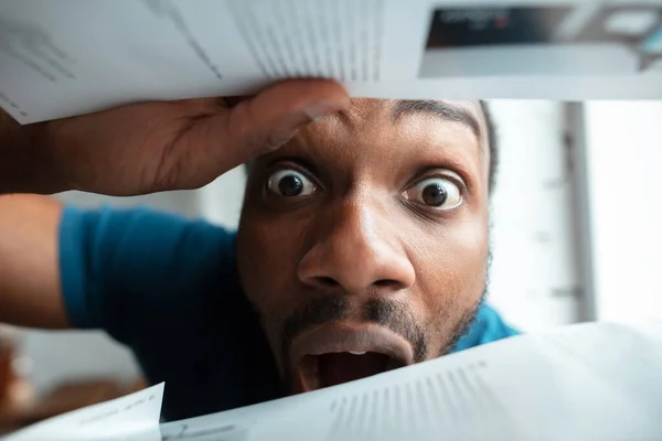 Afroamerikansk man som söker jobb på ovanliga platser i sitt hem — Stockfoto