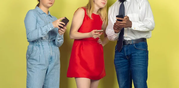 Groupe d'amis utilisant des smartphones mobiles. Addiction des adolescents aux nouvelles tendances technologiques. Gros plan. — Photo
