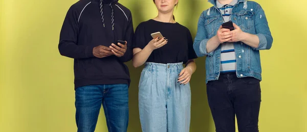 Gruppe von Freunden mit Mobiltelefonen. Teenager sind süchtig nach neuen Technologietrends. Nahaufnahme. — Stockfoto