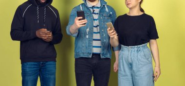 Bir grup arkadaş cep telefonu kullanıyor. Gençlerin yeni teknoloji eğilimlerine olan bağımlılığı. Kapat..