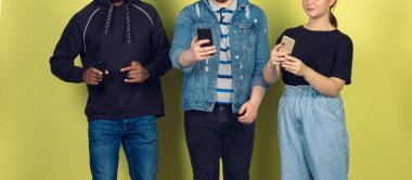 Bir grup arkadaş cep telefonu kullanıyor. Gençlerin yeni teknoloji eğilimlerine olan bağımlılığı. Kapat..