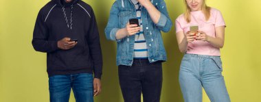 Bir grup arkadaş cep telefonu kullanıyor. Gençlerin yeni teknoloji eğilimlerine olan bağımlılığı. Kapat..