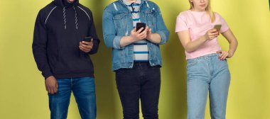 Bir grup arkadaş cep telefonu kullanıyor. Gençlerin yeni teknoloji eğilimlerine olan bağımlılığı. Kapat..
