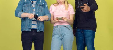 Bir grup arkadaş cep telefonu kullanıyor. Gençlerin yeni teknoloji eğilimlerine olan bağımlılığı. Kapat..