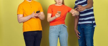 Bir grup arkadaş cep telefonu kullanıyor. Gençlerin yeni teknoloji eğilimlerine olan bağımlılığı. Kapat..