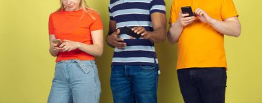 Bir grup arkadaş cep telefonu kullanıyor. Gençlerin yeni teknoloji eğilimlerine olan bağımlılığı. Kapat..