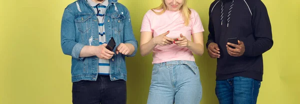 Gruppo di amici che utilizzano smartphone mobili. Adolescenti dipendenti dalle nuove tendenze tecnologiche. Da vicino. . — Foto Stock