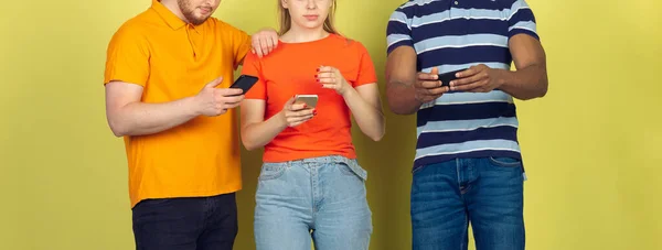 Groupe d'amis utilisant des smartphones mobiles. Addiction des adolescents aux nouvelles tendances technologiques. Gros plan. — Photo