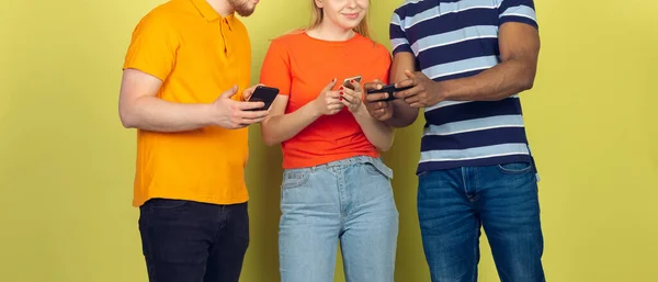 Grupo de amigos que utilizan teléfonos inteligentes móviles. Adicción de los adolescentes a las nuevas tendencias tecnológicas. De cerca. . — Foto de Stock