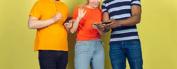 Skupina přátel používající mobilní telefony. Závislost teenagerů na nových technologických trendech. Zavřít. — Stock fotografie