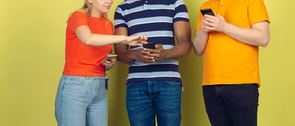 Grupo de amigos que utilizan teléfonos inteligentes móviles. Adicción de los adolescentes a las nuevas tendencias tecnológicas. De cerca. . — Foto de Stock