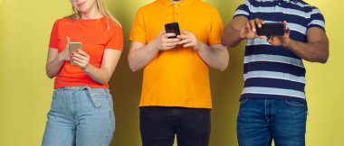 Bir grup arkadaş cep telefonu kullanıyor. Gençlerin yeni teknoloji eğilimlerine olan bağımlılığı. Kapat..