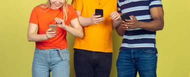 Bir grup arkadaş cep telefonu kullanıyor. Gençlerin yeni teknoloji eğilimlerine olan bağımlılığı. Kapat..